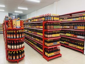 Kệ trưng bày nước mắm Quảng Ninh mẫu mã và màu sắc đa dạng